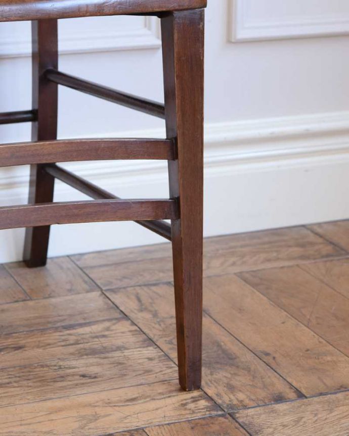 サロンチェア　アンティーク チェア　象嵌が入った貴重なアンティーク、高級感漂うインレイドチェア。床を滑らせて移動出来ますHandleではアンティークチェアの脚の裏にフェルトキーパーをお付けしています。(k-1577-c)