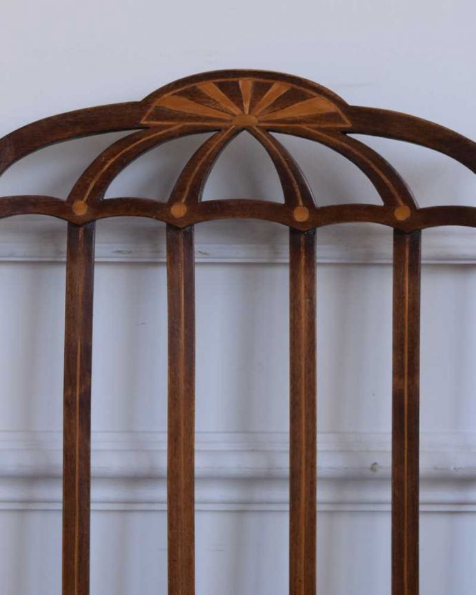 サロンチェア　アンティーク チェア　象嵌が入った貴重なアンティーク、高級感漂うインレイドチェア。華やかな象嵌の模様木を組み合わせることで作る象嵌で描かれた模様。(k-1577-c)