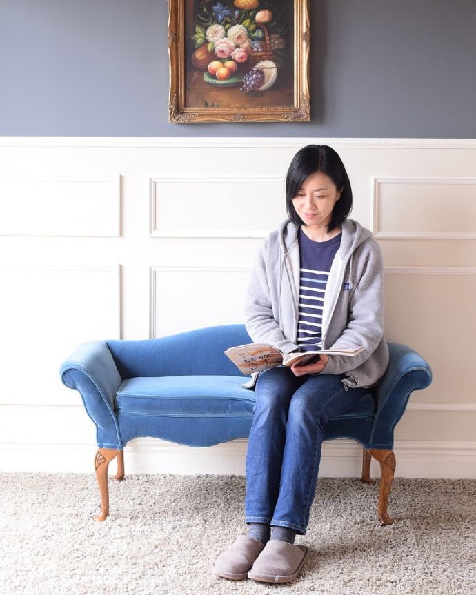 セティ・ソファ・ベンチ　アンティーク チェア　優雅なアンティーク英国家具、ブルーが美しい布張りのセティー（長椅子）。ここに座るだけで貴婦人気分17世紀頃に誕生した肘掛けと背もたれが付いた椅子セティは、2人以上で座れるソファの前身になった椅子。(k-1578-c)