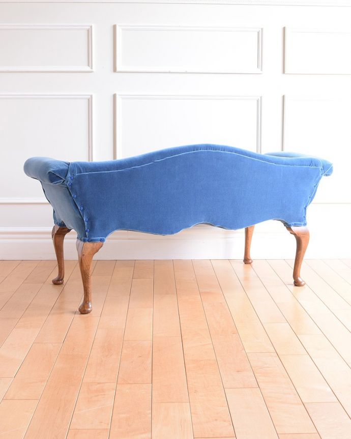 セティ・ソファ・ベンチ　アンティーク チェア　優雅なアンティーク英国家具、ブルーが美しい布張りのセティー（長椅子）。後ろから見ても完璧な美しさもちろん、後ろ姿も優雅で美しいんです。(k-1578-c)