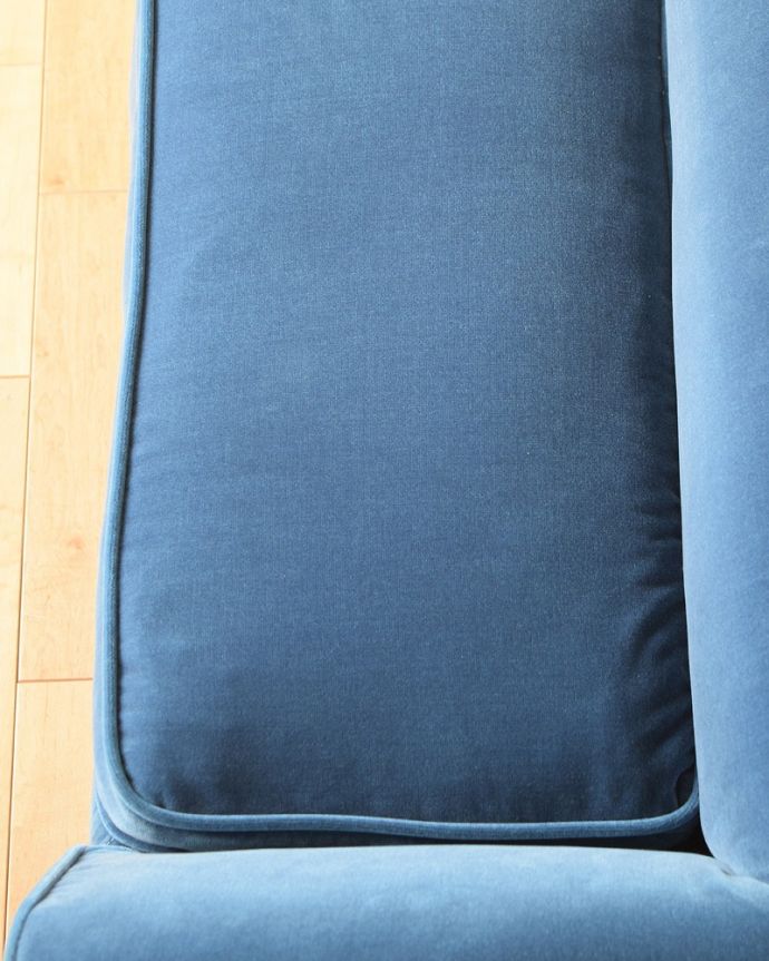 セティ・ソファ・ベンチ　アンティーク チェア　優雅なアンティーク英国家具、ブルーが美しい布張りのセティー（長椅子）。生地のセレクトもこだわりました優雅なセティの雰囲気そのままに、一番似合う貼り座をじっくり選びました。(k-1578-c)