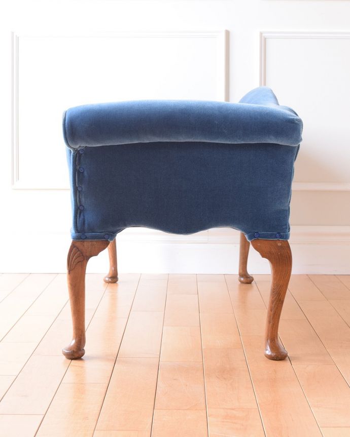 セティ・ソファ・ベンチ　アンティーク チェア　優雅なアンティーク英国家具、ブルーが美しい布張りのセティー（長椅子）。気品の感じられる横顔横から見ても優雅さは同じ。(k-1578-c)
