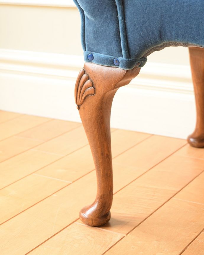 セティ・ソファ・ベンチ　アンティーク チェア　優雅なアンティーク英国家具、ブルーが美しい布張りのセティー（長椅子）。持ち上げなくても移動できます！Handleのアンティークは、脚の裏にフェルトキーパーをお付けしていますので、持ち上げなくても床を滑らせて移動させることが出来ます。(k-1578-c)