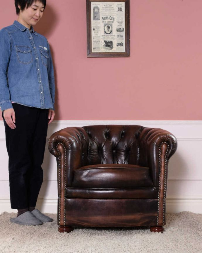 1Pソファ(ラウンジチェア) アンティーク チェア アンティークの一人掛け革張りソファ(アームチェア)カッコいいチェスターフィールド。とにかくカッコいい!英国チェスターフィールド高級感漂う究極の一脚。(k-1579-c)