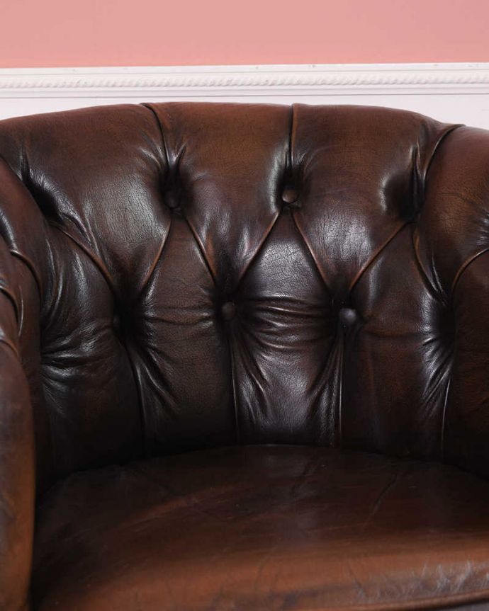 1Pソファ(ラウンジチェア) アンティーク チェア アンティークの一人掛け革張りソファ(アームチェア)カッコいいチェスターフィールド。ゆったりと包み込んでくれますしっかりと支えてくれる背もたれ。(k-1579-c)