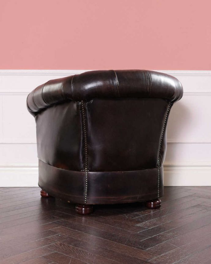 1Pソファ(ラウンジチェア) アンティーク チェア アンティークの一人掛け革張りソファ(アームチェア)カッコいいチェスターフィールド。後ろ姿までカッコいいドッシリとカッコいい後ろ姿に惚れ惚れしてしまいます。(k-1579-c)