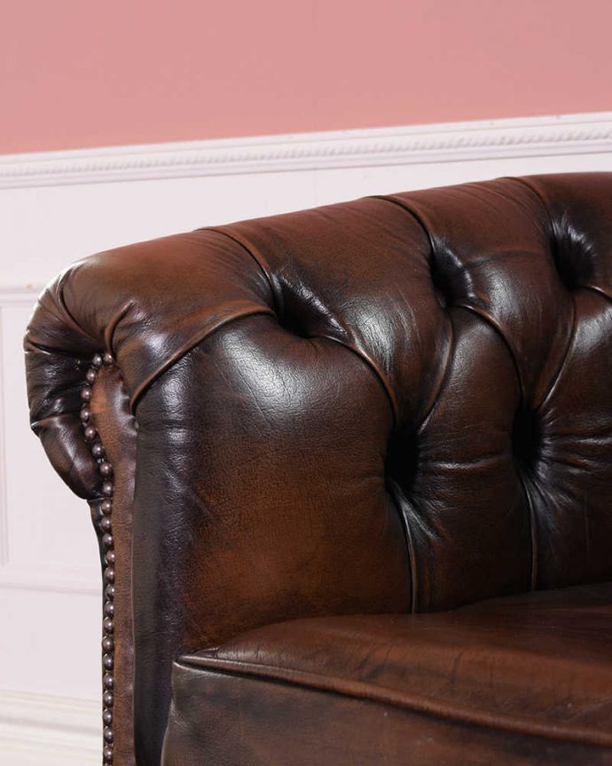 1Pソファ(ラウンジチェア) アンティーク チェア アンティークの一人掛け革張りソファ(アームチェア)カッコいいチェスターフィールド。アーム部分もカッコいい肘を掛けておけるアームチェアは座ったときにやっぱりラク。(k-1579-c)