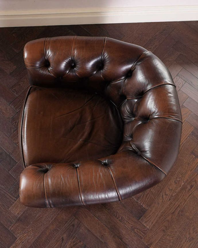 1Pソファ(ラウンジチェア) アンティーク チェア アンティークの一人掛け革張りソファ(アームチェア)カッコいいチェスターフィールド。革貼りの座面ヴィンテージなのでキズや汚れはありますが、キレイなものを買い付けて来ています。(k-1579-c)