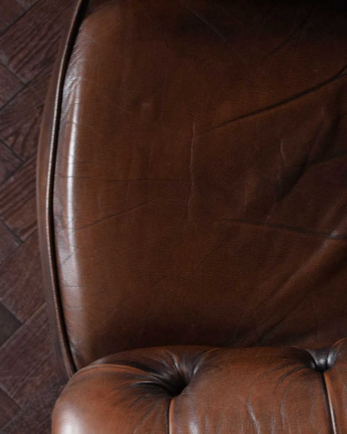 1Pソファ(ラウンジチェア) アンティーク チェア アンティークの一人掛け革張りソファ(アームチェア)カッコいいチェスターフィールド。近くで見るとこんな感じ。(k-1579-c)