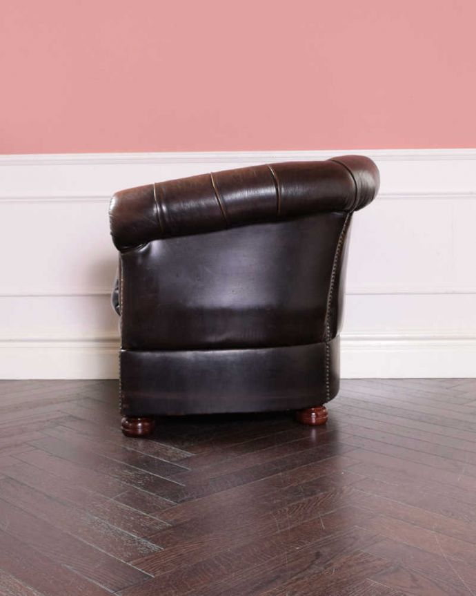 1Pソファ(ラウンジチェア) アンティーク チェア アンティークの一人掛け革張りソファ(アームチェア)カッコいいチェスターフィールド。サイドから見ても絵になっちゃう。(k-1579-c)