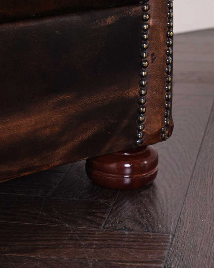 1Pソファ(ラウンジチェア) アンティーク チェア アンティークの一人掛け革張りソファ(アームチェア)カッコいいチェスターフィールド。床を滑らせて移動出来ますHandleではアンティークチェアの脚の裏にフェルトキーパーをお付けしています。(k-1579-c)