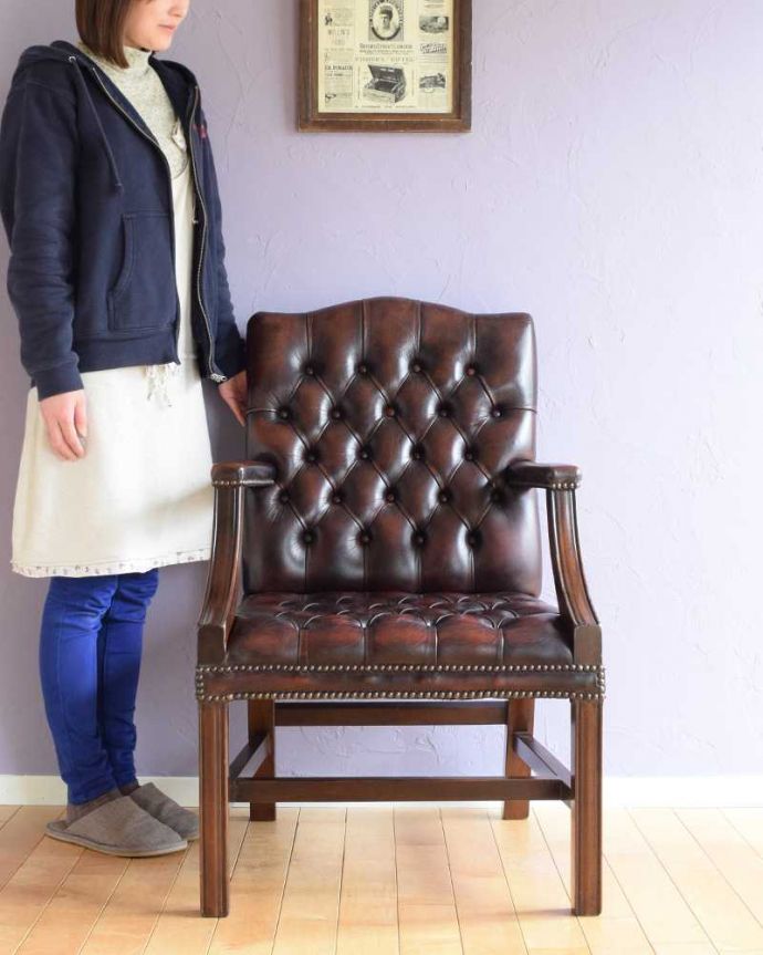 1Pソファ(ラウンジチェア)　アンティーク チェア　英国で見つけたアンティークチェスターフィールドのアームチェア。とにかくカッコいい！英国チェスターフィールド高級感漂う究極の一脚。(k-1580-c)