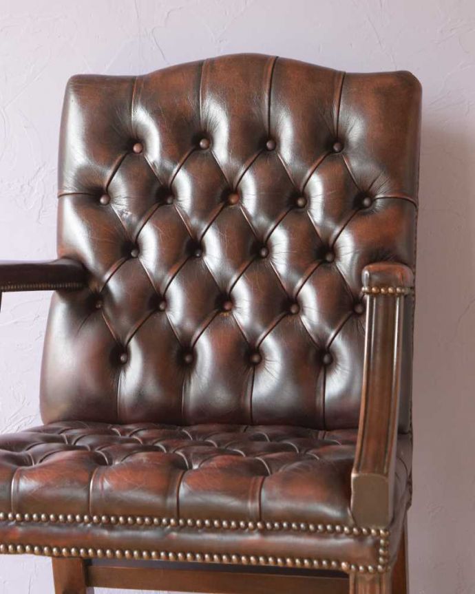 1Pソファ(ラウンジチェア)　アンティーク チェア　英国で見つけたアンティークチェスターフィールドのアームチェア。ゆったりと包み込んでくれます時間を忘れてくつろげてしまう掛け心地。(k-1580-c)