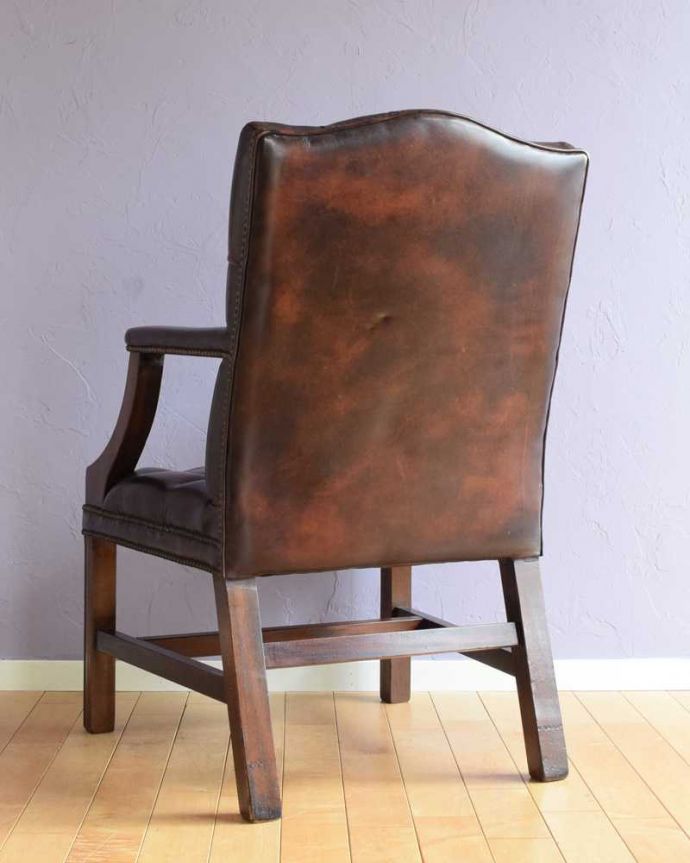 1Pソファ(ラウンジチェア)　アンティーク チェア　英国で見つけたアンティークチェスターフィールドのアームチェア。後ろ姿までカッコいいドッシリとカッコいい後ろ姿に惚れ惚れしてしまいます。(k-1580-c)