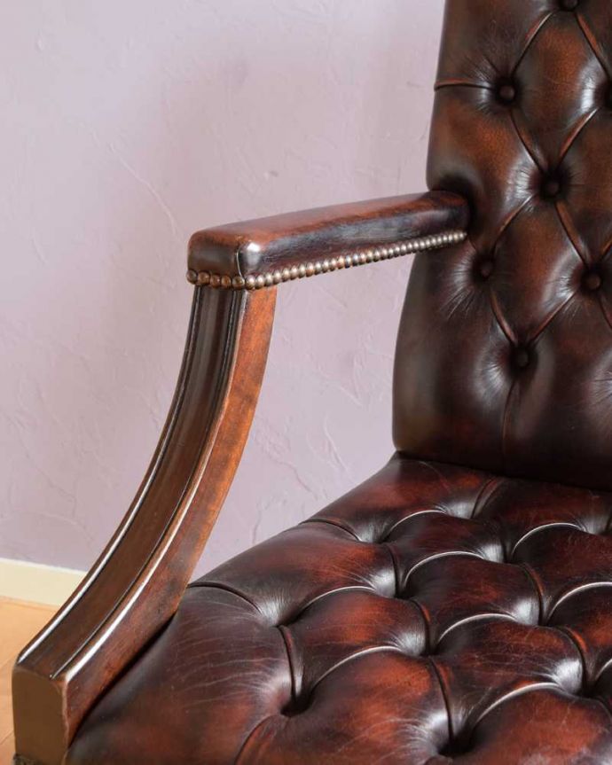 1Pソファ(ラウンジチェア)　アンティーク チェア　英国で見つけたアンティークチェスターフィールドのアームチェア。アーム部分もカッコいい肘を掛けておけるアームチェアは座ったときにやっぱりラク。(k-1580-c)