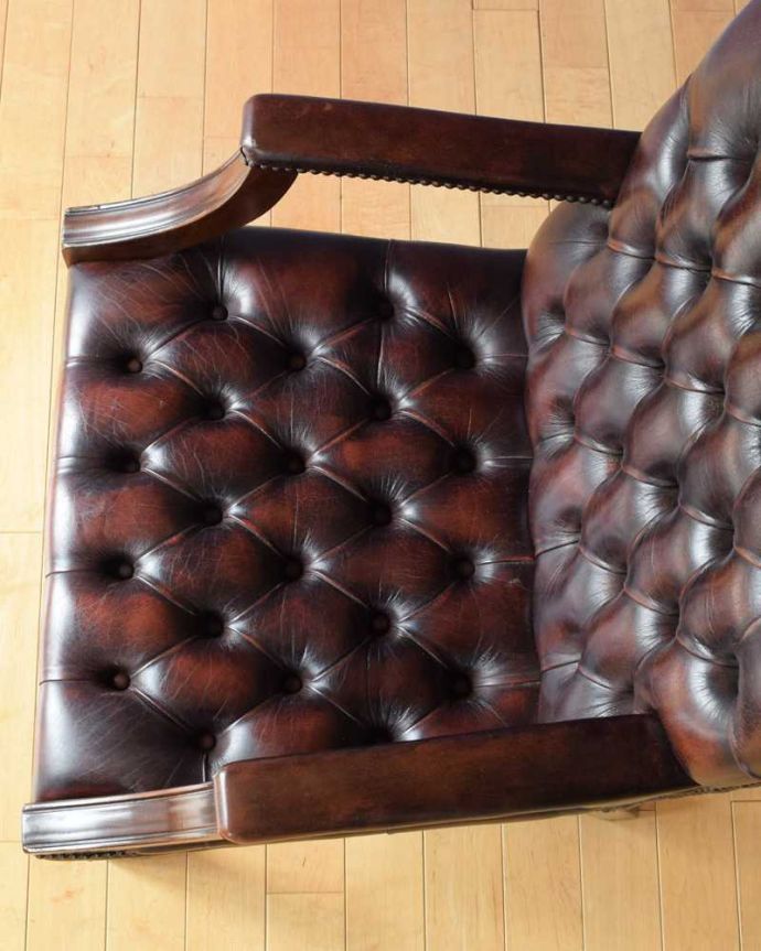 1Pソファ(ラウンジチェア)　アンティーク チェア　英国で見つけたアンティークチェスターフィールドのアームチェア。革貼りの座面ヴィンテージなのでキズや汚れはありますが、キレイなものを買い付けて来ています。(k-1580-c)