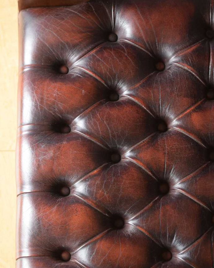 1Pソファ(ラウンジチェア)　アンティーク チェア　英国で見つけたアンティークチェスターフィールドのアームチェア。近くで見るとこんな感じ。(k-1580-c)