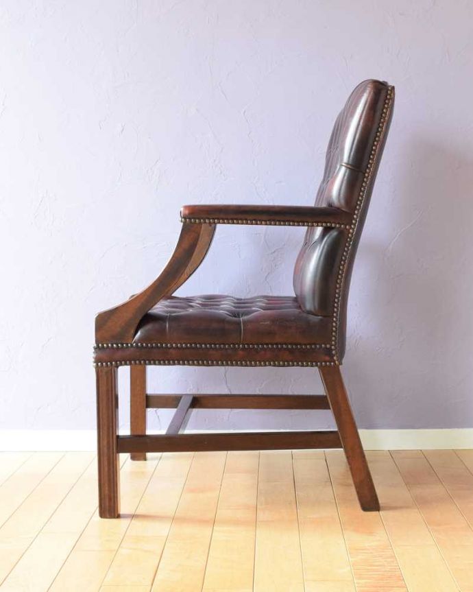 1Pソファ(ラウンジチェア)　アンティーク チェア　英国で見つけたアンティークチェスターフィールドのアームチェア。サイドから見ても絵になっちゃう。(k-1580-c)