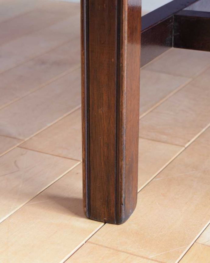 1Pソファ(ラウンジチェア)　アンティーク チェア　英国で見つけたアンティークチェスターフィールドのアームチェア。床を滑らせて移動出来ますHandleではアンティークチェアの脚の裏にフェルトキーパーをお付けしています。(k-1580-c)