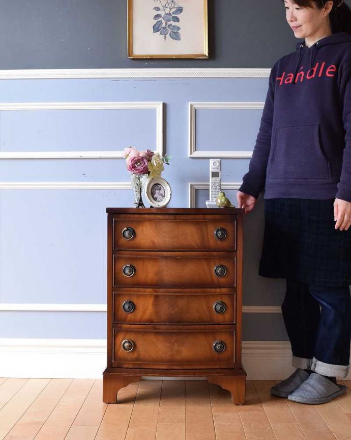 アンティークのチェスト　アンティーク家具　アンティークの英国家具、色も木目が優雅で美しいマホガニーを使ったチェスト。小さくても一人前。(k-1582-f-1)