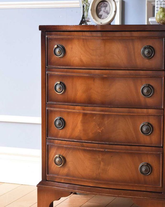 アンティークのチェスト　アンティーク家具　アンティークの英国家具、色も木目が優雅で美しいマホガニーを使ったチェスト。木目で勝負！アンティークだから手に入る素材のよさシンプルなデザインなのに惹きつけられちゃう一番の魅力は、やはり使われている素材。(k-1582-f-1)
