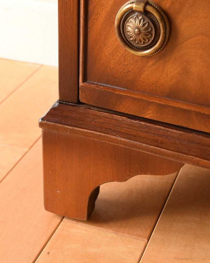 アンティークのチェスト　アンティーク家具　アンティークの英国家具、色も木目が優雅で美しいマホガニーを使ったチェスト。女性1人でラクラク運べちゃう仕掛けHandleのアンティーク家具は、脚の裏にフェルトキーパーをお付けしています。(k-1582-f-1)