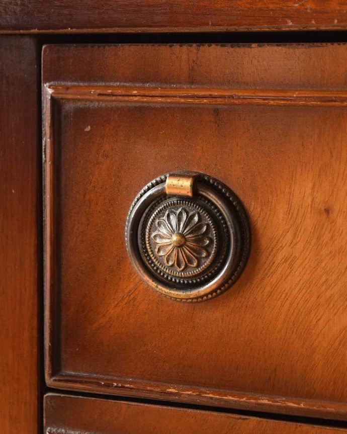 アンティークのチェスト　アンティーク家具　アンティークの英国家具、色も木目が優雅で美しいマホガニーを使ったチェスト。アンティークらしい取っ手取っ手のデザインまで高級感があるアンティーク家具。(k-1582-f-1)