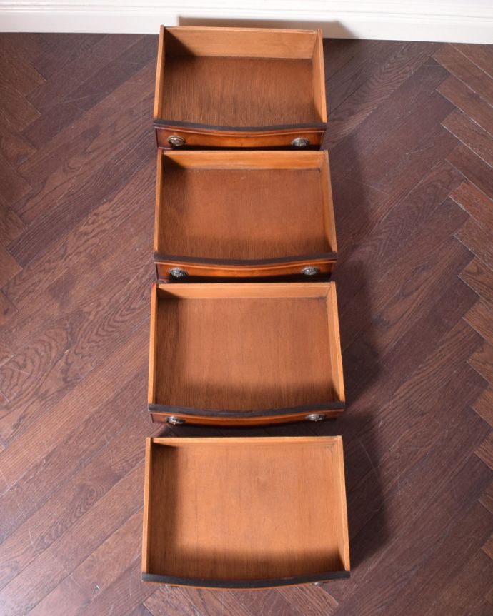 アンティークのチェスト　アンティーク家具　アンティークの英国家具、色も木目が優雅で美しいマホガニーを使ったチェスト。引き出しの中もとってもキレイですチェストで一番きになるのはやはり引き出しの中。(k-1582-f-1)