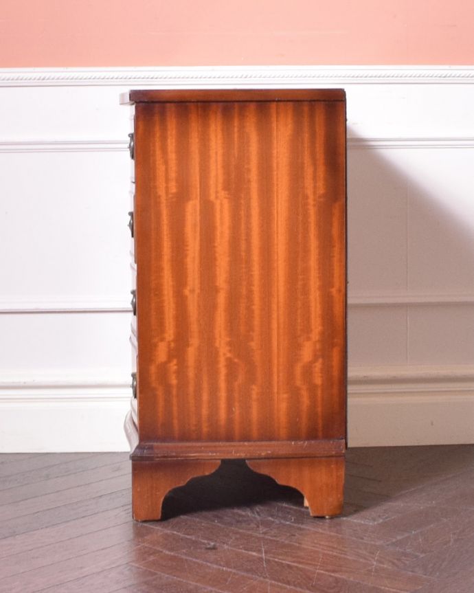 アンティークのチェスト　アンティーク家具　アンティークの英国家具、色も木目が優雅で美しいマホガニーを使ったチェスト。横から見てもキレイですもちろん、横顔だってキレイ！どこから見ても絵になります。(k-1582-f-1)