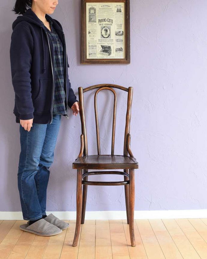 ベントウッドチェア アンティーク チェア 英国のアンティーク椅子、曲げ木が美しいベントウッドチェア。一本の木をぐにゅっと曲げたベントウッドチェア背もたれのデザインが特長のベントウッドチェア。(k-1584-c)