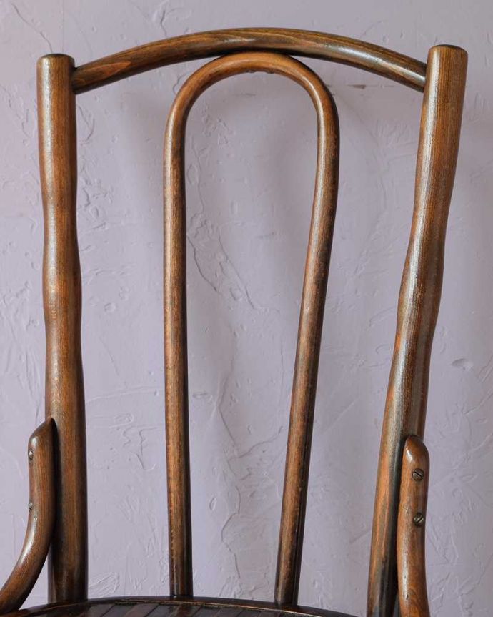 ベントウッドチェア アンティーク チェア 英国のアンティーク椅子、曲げ木が美しいベントウッドチェア。美しいだけじゃなくて強い!背もたれは木を切り出しているのではなく、1本の木材を蒸気で蒸して曲げているので、繊維が断ち切られず粘りがあって丈夫なんです。(k-1584-c)