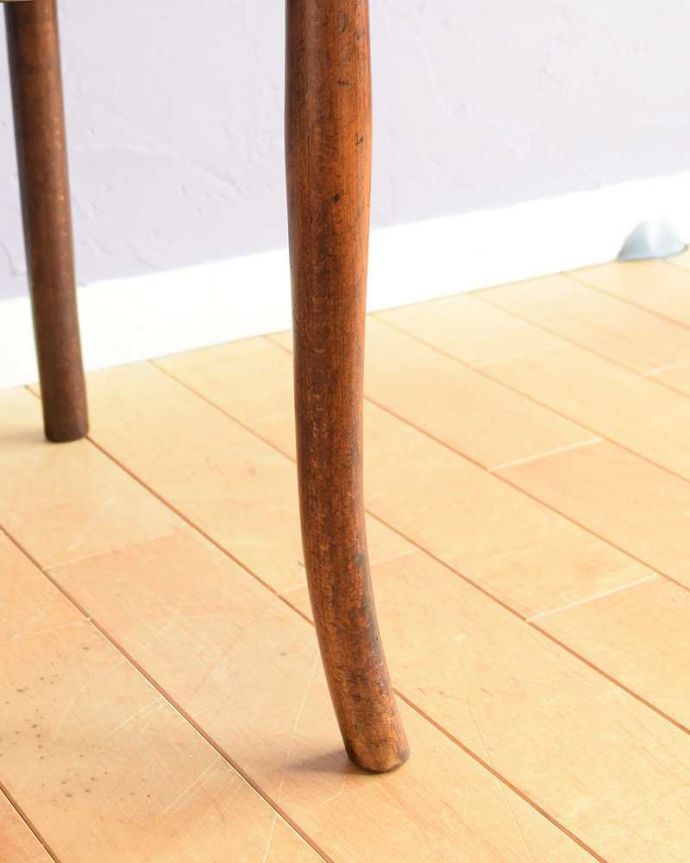 ベントウッドチェア アンティーク チェア 英国のアンティーク椅子、曲げ木が美しいベントウッドチェア。移動もラクラクHandleのアンティークチェアの脚の裏には、フェルトキーパーをお付けしていますので、床を滑らせてお使い頂けます。(k-1584-c)