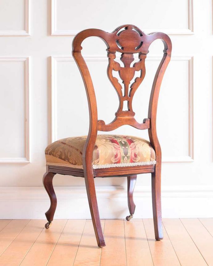 サロンチェア　アンティーク チェア　ピアスドカーヴィングが美しい、英国のアンティークナーシングチェア。後ろ姿も上品です並べた時に後ろから見ることも多い椅子。(k-1585-c)