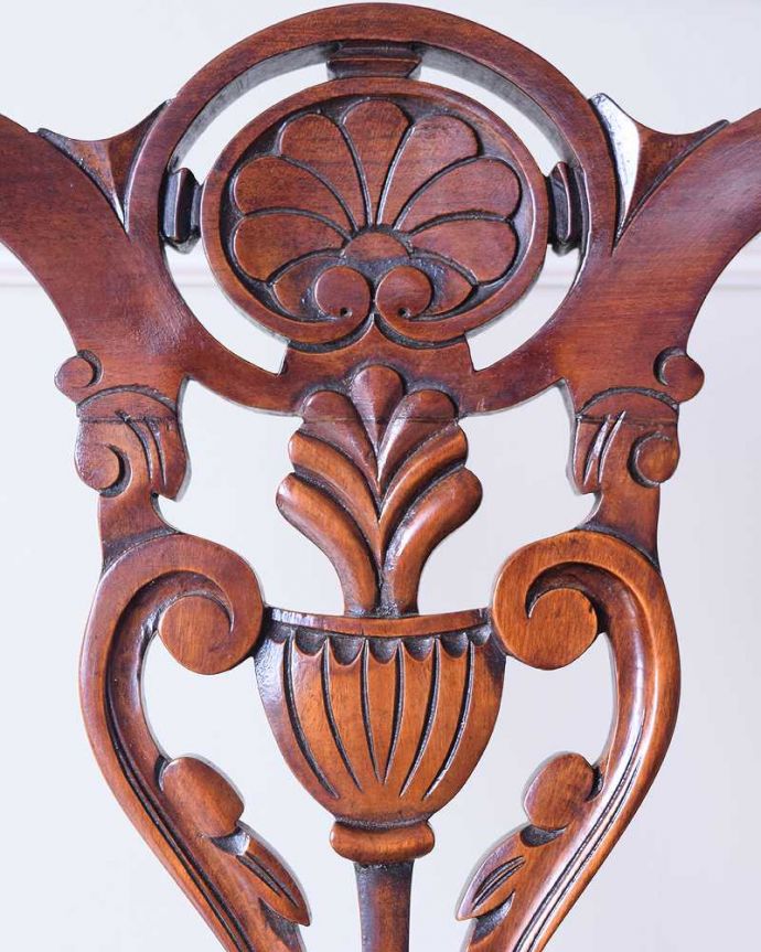 サロンチェア　アンティーク チェア　ピアスドカーヴィングが美しい、英国のアンティークナーシングチェア。うっとりするほど細かい細工まだ機械の発達していない時代に、手作業で作られた細かい細工。(k-1585-c)