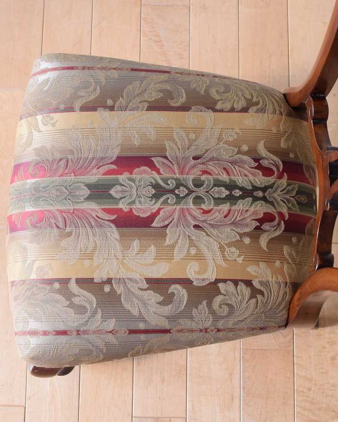 サロンチェア　アンティーク チェア　ピアスドカーヴィングが美しい、英国のアンティークナーシングチェア。大切な自分だけの時間にナーシングチェアは座面がゆったりと広め。(k-1585-c)