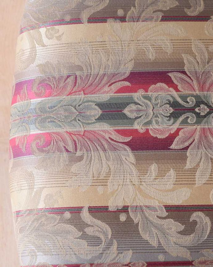 サロンチェア　アンティーク チェア　ピアスドカーヴィングが美しい、英国のアンティークナーシングチェア。生地のセレクトにもこだわりました優雅なアンティークチェアの雰囲気をそのままに、一番似合う貼り座をじっくり選びました。(k-1585-c)