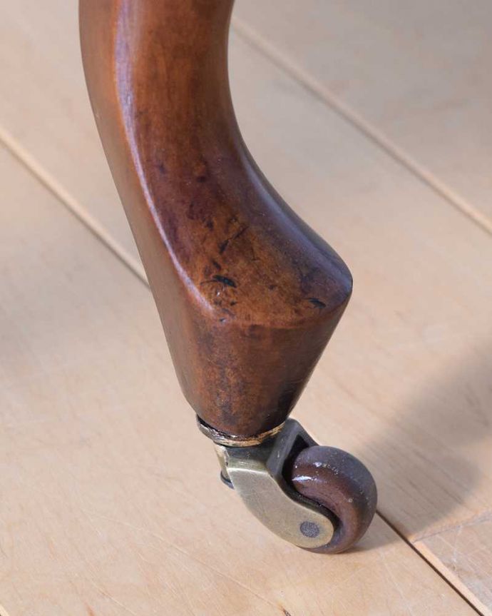 サロンチェア　アンティーク チェア　ピアスドカーヴィングが美しい、英国のアンティークナーシングチェア。脚先にはキャスターがアンティークのものは現代のもののようにプラスチックではないため動きはよくありませんが調整したので動きます。(k-1585-c)