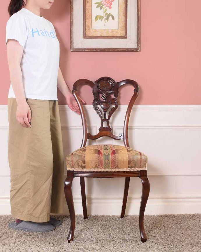 サロンチェア　アンティーク チェア　繊細な透かし彫りが施された英国輸入のアンティークサイドチェア（サロンチェア）。座るためだけじゃなく見て楽しむ椅子上質な雰囲気が漂うアンティークのサロンチェアは、座るためだけの椅子ではありません。(k-1586-c)