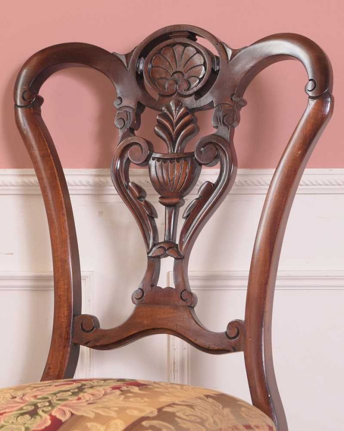 サロンチェア　アンティーク チェア　繊細な透かし彫りが施された英国輸入のアンティークサイドチェア（サロンチェア）。アンティークらしい背もたれの装飾上質な雰囲気を漂わせる細かい彫。(k-1586-c)