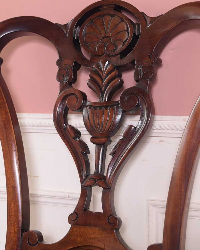 サロンチェア　アンティーク チェア　繊細な透かし彫りが施された英国輸入のアンティークサイドチェア（サロンチェア）。うっとりするほど細かい細工まだ機械の発達していない時代に、手作業で作られた細かい細工。(k-1586-c)