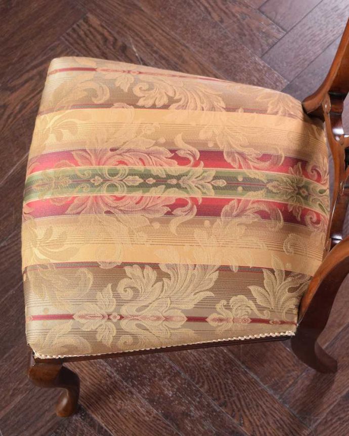 サロンチェア　アンティーク チェア　繊細な透かし彫りが施された英国輸入のアンティークサイドチェア（サロンチェア）。座面を上から見るとこんな感じ座面は布貼りなので、長時間座っても疲れません。(k-1586-c)