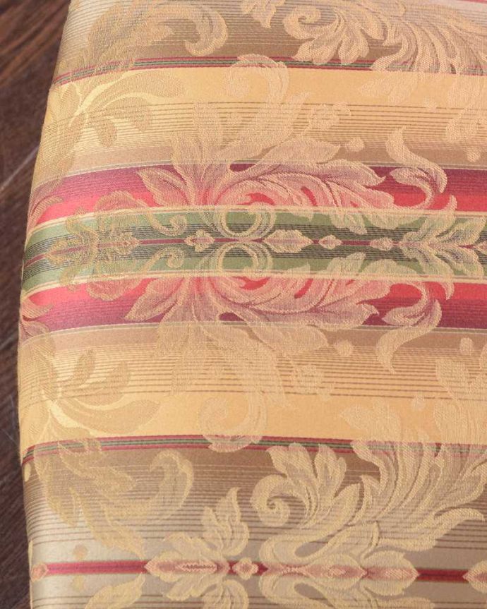 サロンチェア　アンティーク チェア　繊細な透かし彫りが施された英国輸入のアンティークサイドチェア（サロンチェア）。生地のセレクトにもこだわりました優雅なアンティークチェアの雰囲気をそのままに、一番似合う貼り座をじっくり選びました。(k-1586-c)