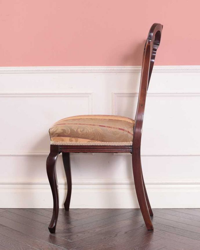 サロンチェア　アンティーク チェア　繊細な透かし彫りが施された英国輸入のアンティークサイドチェア（サロンチェア）。横から見ても優雅な立ち姿背もたれがカーブしているので楽です。(k-1586-c)