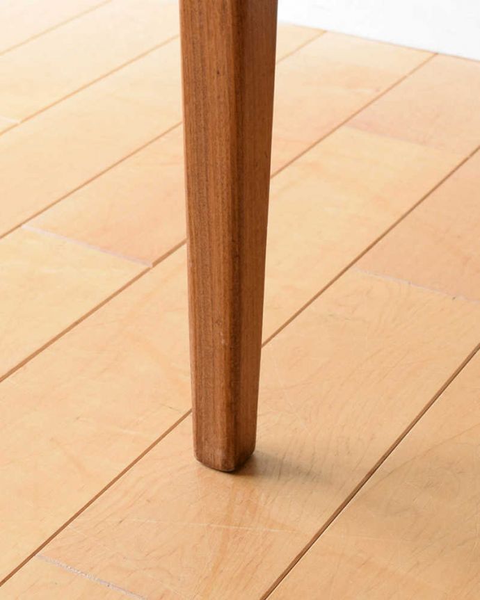 G-PLAN(Gプラン) アンティーク チェア G-PLANのダブルバックチェア、ビンテージダイニングチェア(ブラジリアシリーズ)。床を滑らせて移動出来ますHandleではアンティークチェアの脚の裏にフェルトキーパーをお付けしています。(k-1587-c)