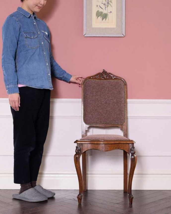 ダイニングチェア　アンティーク チェア　フランス輸入の華やかな椅子、アンティークダイニングチェア（サイドチェア）。フランスらしい脚線美にウットリどこを切り取ってもフランスらしい華やかな雰囲気のデザインの椅子。(k-1588-c)