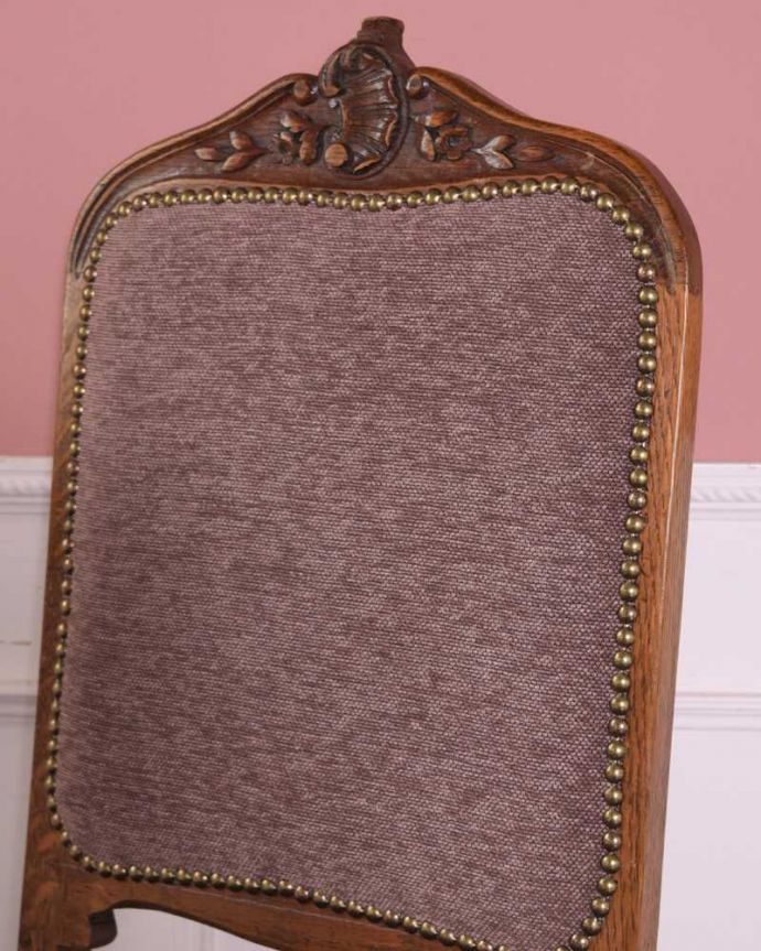 ダイニングチェア　アンティーク チェア　フランス輸入の華やかな椅子、アンティークダイニングチェア（サイドチェア）。背もたれに施されたティアラ形はもちろん、椅子と言えどもフランスらしさが刻まれた彫はなんとも優雅。(k-1588-c)