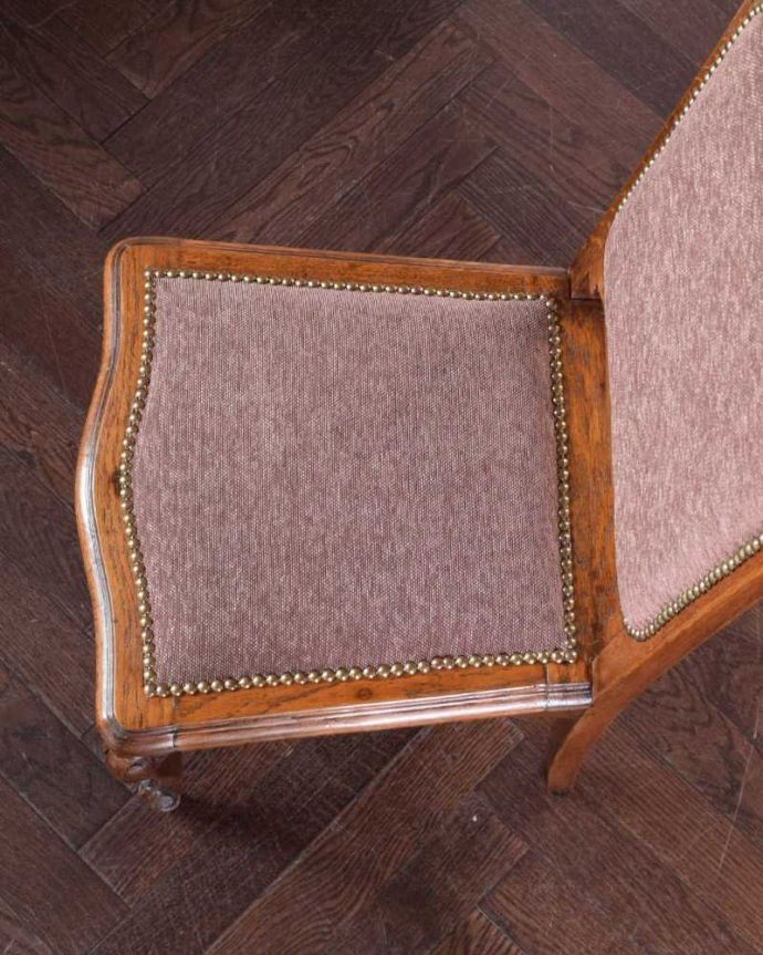 ダイニングチェア　アンティーク チェア　フランス輸入の華やかな椅子、アンティークダイニングチェア（サイドチェア）。座面を上から見るとこんな感じ座面は布貼りなので、長時間座っても疲れません。(k-1588-c)