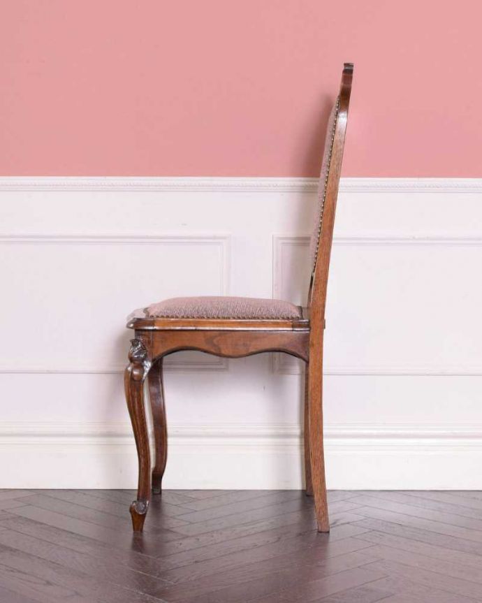 ダイニングチェア　アンティーク チェア　フランス輸入の華やかな椅子、アンティークダイニングチェア（サイドチェア）。横から見ても優雅な立ち姿背もたれがカーブしているので楽です。(k-1588-c)