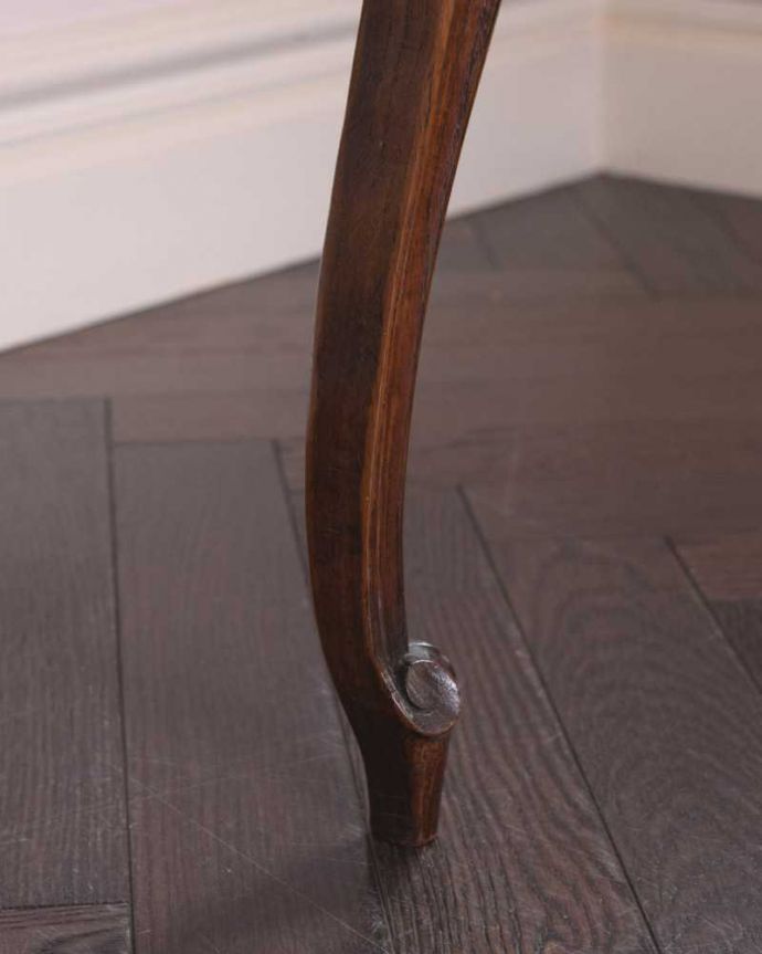 ダイニングチェア　アンティーク チェア　フランス輸入の華やかな椅子、アンティークダイニングチェア（サイドチェア）。床を滑らせて移動出来ますHandleではアンティークチェアの脚の裏にフェルトキーパーをお付けしています。(k-1588-c)