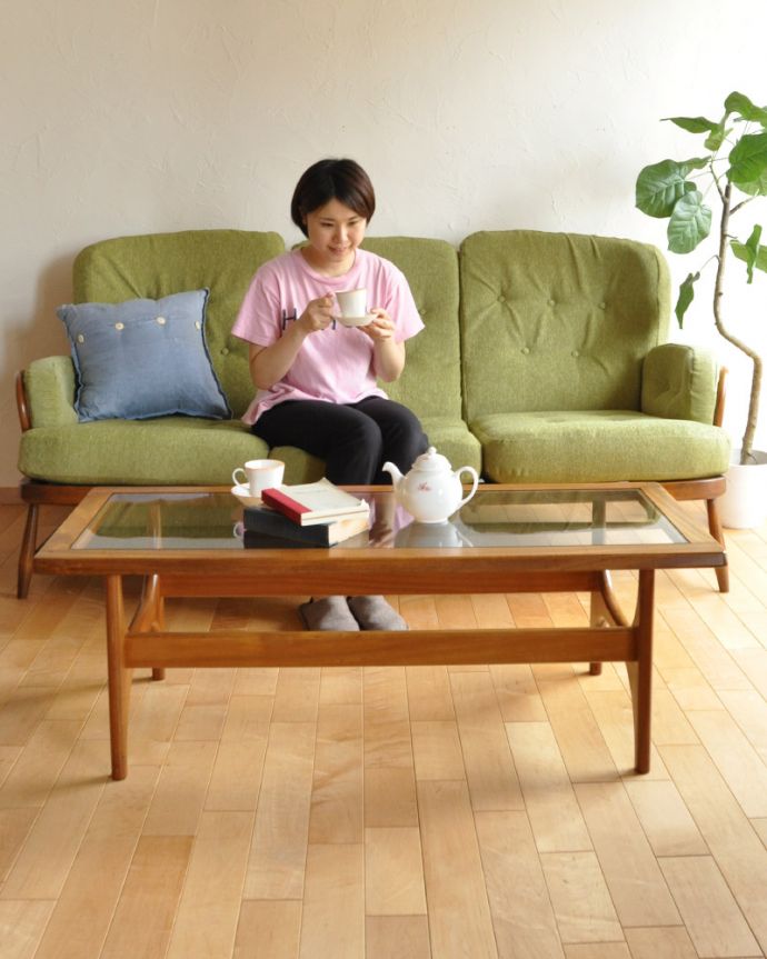 アンティークのテーブル　アンティーク家具　北欧スタイルのヴィンデージ家具、ネイサン社のガラストップコーヒーテーブル。女性っぽいシンプルさがカッコいいネイサン社天板がガラスなので女性から見てもバツグンの使いやすさ。(k-1588-f)